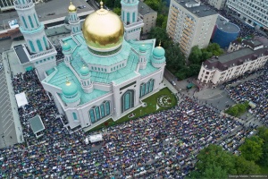 Видео праздничного богослужения по случаю праздника Ураза Байрам в Московской Соборной мечети 