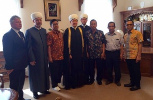 Russian and Indonesian Muslims work together