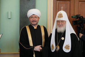 Муфтий Шейх Равиль Гайнутдин наградил Патриарха Кирилла орденом Аль-Фахр I степени