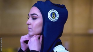 Британский вуз выпустил хиджаб со своей эмблемой