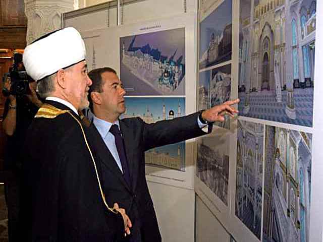 ПРЕЗИДЕНТ ЗНАКОМИТСЯ С ЭСКИЗАМИ И ЧЕРТЕЖАМИ НОВОГО КОМПЛЕКСА СОБОРНОЙ МЕЧЕТИ