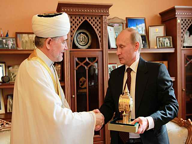 УРАЗА БАЙРАМ 2010. ПУТИН ВРУЧАЕТ ПАМЯТНЫЙ ПОДАРОК МУФТИЮ ГАЙНУТДИНУ