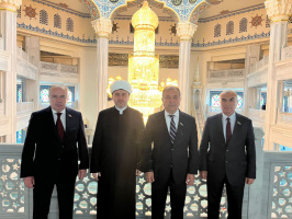 وفد مجلس الشيوخ بجمهورية أوزبكستان يزور المسجد الجامع بموسكو