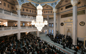 Участники XVIII Международного мусульманского форума на пятничном намазе в Московской Соборной мечети