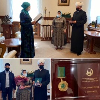 سماحة المفتي يقلّد السيدة خالدة إلياسوفنا غلاموفا وسام الوحدة الروحية