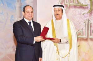 سماحة المفتي يهنئ الشيخ عبد الرحمن آل خليفة بمنحه وسام الجمهورية المصرية 