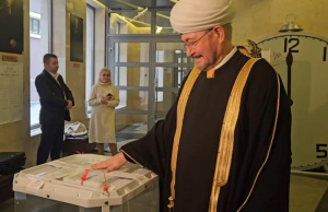 سماحة المفتي الشيخ راوي عين الدين والسيدة عقيلته يؤديان واجبهم الوطني ويشاركان في الإدلاء بأصواتهم في الانتخابات