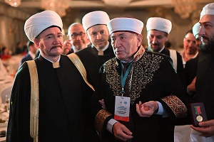 Главный Муфтий Шейх Равиль Гайнутдин поздравляет Муфтия Беларуси Шабановича с переизбранием