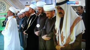 الأميرالوالد الشيخ حمد بن خليفة آل ثاني يؤدي صلاة العيد بموسكو 