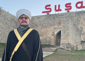 سماحة المفتي الشيخ راوي عين الدين يؤدي الصلاة في مسجد الجمعة في أغدام ومسجد جفكار آغا في شوشا باقليم كاراباخ المحرر 