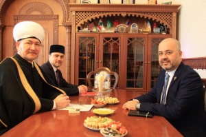 Mufti sheikh Ravil Gaynutdin meets Ambassador of Iraq in Russia