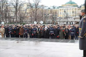 Председатель ДУММО принял участие в церемонии возложения цветов к Могиле Неизвестного Солдата у стен Московского Кремля