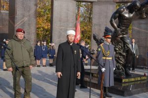 Имам ДУМСО вознес дуа за погибших земляков на церемонии в Парке Победы