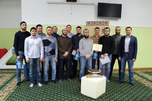 Отцы воспитанников центра «Зейд бин Сабит» соревнуются в чтении Корана