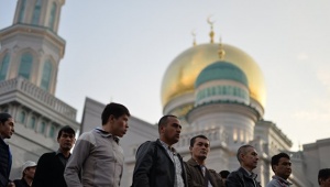 РИА Новости: Почти 200 тыс мусульман участвовали в праздновании Курбан-байрама в Москве