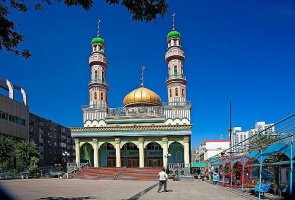 Fighting extremism through "golden mean" idea