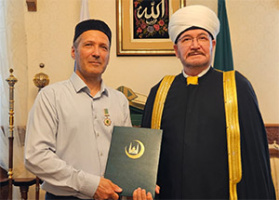 سماحة المفتي الشيخ راوي عين الدين يمنح وسام "الفخر" لرئيس الجمعية الإسلامية في فولوغدا 