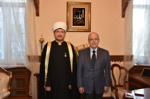 تقليد سماحة المفتي الشيخ راوي عين الدين ميدالية اغناطيوس كراتشوفسكي الذهبية  