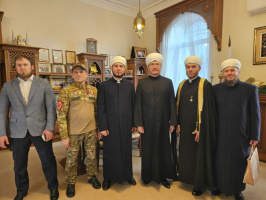 سماحة المفتي الشيخ راوي عين الدين يمنح رسالة شكر وامتنان إلى احد الجنود المشاركين العملية العسكرية الخاصة  ــ ميرازيم إسماعيلوف