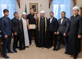 سماحة المفتي العام الشيخ راوي عين الدين يمنح بطل العالم وأوروبا في المصارعة الرومانية ــ علي إلياسوف، وسام الاستحقاق