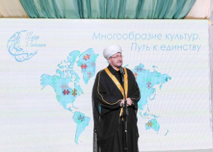 Муфтий Шейх Равиль Гайнутдин открыл «Шатер Рамадана» кораническим призывом «Войдите в мир все вместе, сообща»