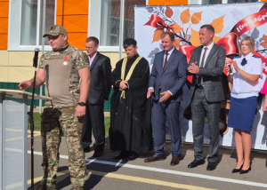  Подарки первоклассникам из многодетных семей вручил сельский имам 