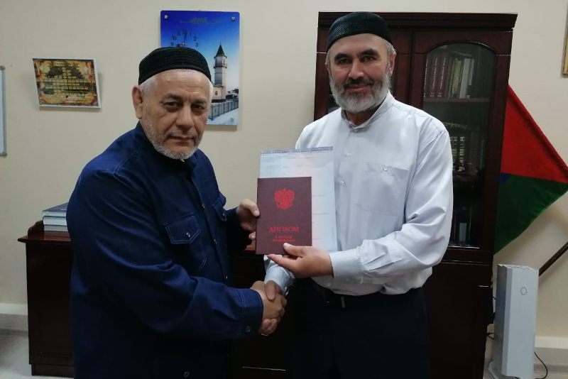 Муфтий  Зиннат  Садыков поздравил директора Исламского просветительского центра ДУМ ТО с получением диплома магистра теологии