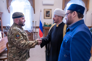 Муфтий Шейх Равиль Гайнутдин встретился с командиром батальона «Эрзи» Коран-хафизом Ахмедом Котиевым Муфтий Шейх Равиль Гайнутдин встретился с командиром батальона «Эрзи» Коран-хафизом Ахмедом Котиевым