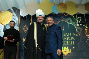 الرئيس رستم مينيخانوف يقلد سماحة المفتي الشيخ راوي عين الدين وسام "الاستحقاق" لجمهورية تتارستان