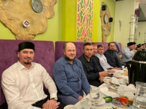 «С поминанием имени Аллаха и благодарностью Ему». Муфтий Ислям Дашкин посетил ифтар для работников государственных учреждений