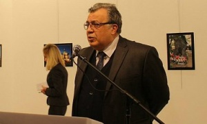 سماحة المفتي يعزي بمقتل السفير كارلوف 