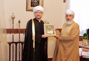 سماحة المفتي يهنىء معالي وزيرالأوقاف العماني بالذكرى الـ 50 للعيد الوطني 