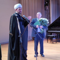 البروفسور محي الدينوف يقلد الشاعر والكاتب ميخائيل سينيلنيكوف وسام "الفخر"