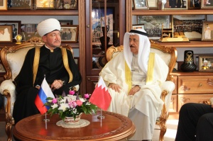 سماحة المفتي ومعالي الشيخ عبد الرحمن بن محمد آل خليفة يوقعان مذكرة تفاهم 