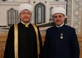 سماحة المفتي يقلّد الدكتور روشان عباسوف وسام الفخر