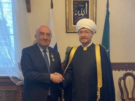 سماحة المفتي يقلد سعادة محمد سمسار السفير التركي بموسكو وسام " الفخر"