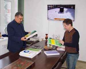 Саратовским мусульманам подарили уникальные книги