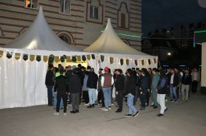 Коллективные ифтары в специальном шатре на территории Саратовской Соборной мечети 