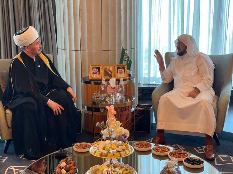 Mufti Sheikh Ravil Gainutdin meets the Saudi Minister of Islamic Affairs, Dawah and Guidance