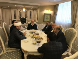 وفد من حركة حماس برئاسة اسماعيل هنية يزور المسجد الجامع بموسكو