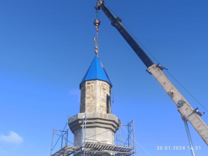На минарет строящейся мечети села Калиновка в Крыму водружен полумесяц