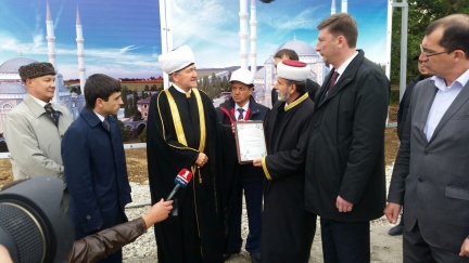  Муфтий Шейх Равиль Гайнутдин передал 3 млн рублей на строительство мечети в Симферополе 