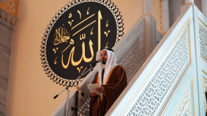 الدكتور عمر حبتور الدرعي ــ رئيس الهيئة العامة للشؤون الإسلامية في الإمارات يَؤم جموع المصلين في المسجد الجامع بموسكو