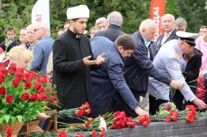 Председатель мусульманской общины  Красногорска  принял участие в  открытии памятника фронтовым кинооператорам и фотокорреспондентам