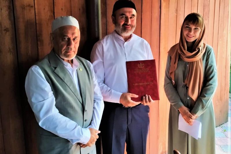 Мусульманским деятелям Тюмени  вручены благодарственные письма Духовного управления мусульман Тюменской области и Комитета по делам национальностей