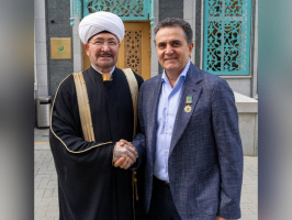 سماحة المفتي العام الشيخ راوي عين الدين الدين يمنح "وسام الفخر" للبروفسور إيفان ستيليدي ــ مدير المركز الوطني لأبحاث الأورام الطبية 