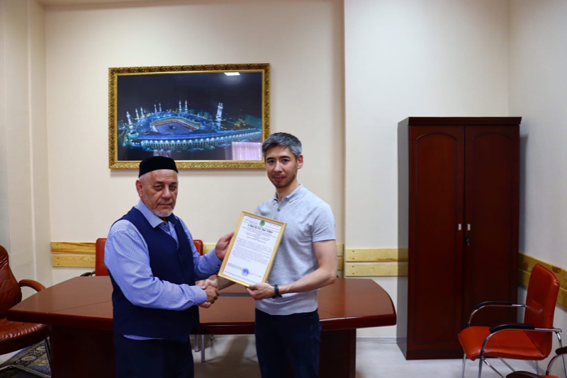  Муфтий Зиннат хазрат Садыков вручил  свидетельство Комитета по стандарту «Халяль» кафе в Тюмени