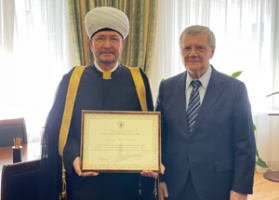 سماحة المفتي يتسلم بطاقة شكر من الممثل المفوض للرئيس الروسي في شمال القوقاز 