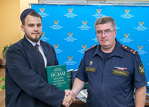 Имам-хатыб Архангельской соборной мечети Рамиль Дамиров передал в УФСИН духовную литературу из ДУМ РФ