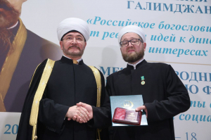 Муфтий Шейх Равиль Гайнутдин присвоил звания духовенству ДУМ РФ и вручил награды религиозным деятелям и ведущим сотрудникам исламских учебных заведений.